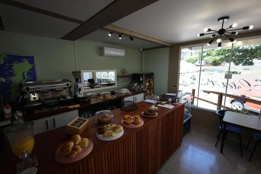 Balcão do Café & Restô com croissants, doces e máquina de café